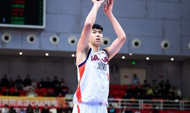 10投狂砍21分11板4帽！这才是CBA顶级大中锋，广州靠他冲击季后赛|男篮|广州男篮|徐昕|南京同曦|赛季_新浪体育_新浪新闻