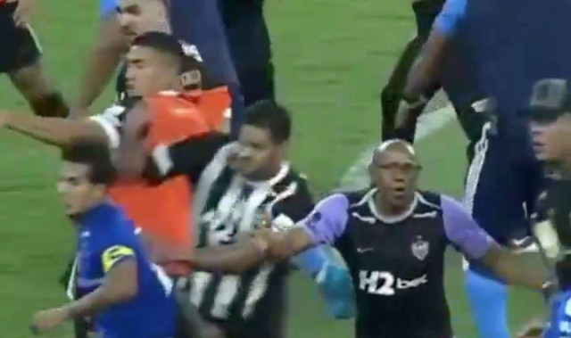 九游游戏中心-足坛罕见暴力群殴！终场前30秒爆发大乱斗，23人集体被驱逐