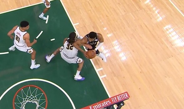 一般人可扛不住！字母哥低位背打戈登转身用肘被吹进攻犯规