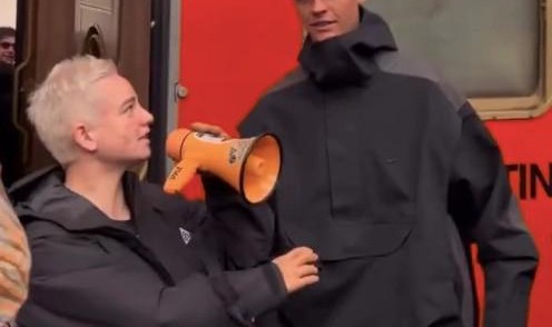 新工作，辛纳现身意大利火车站为列车检票